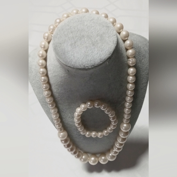 Elegant Pearl Necklace and Bracelet Set - Picture 1 of 3